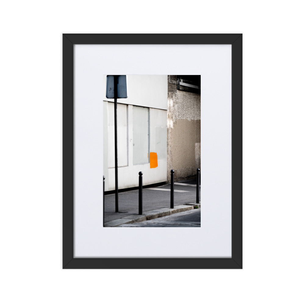 Poster encadré 'Orange Moderne' présentant un carré orange peint sur un mur urbain