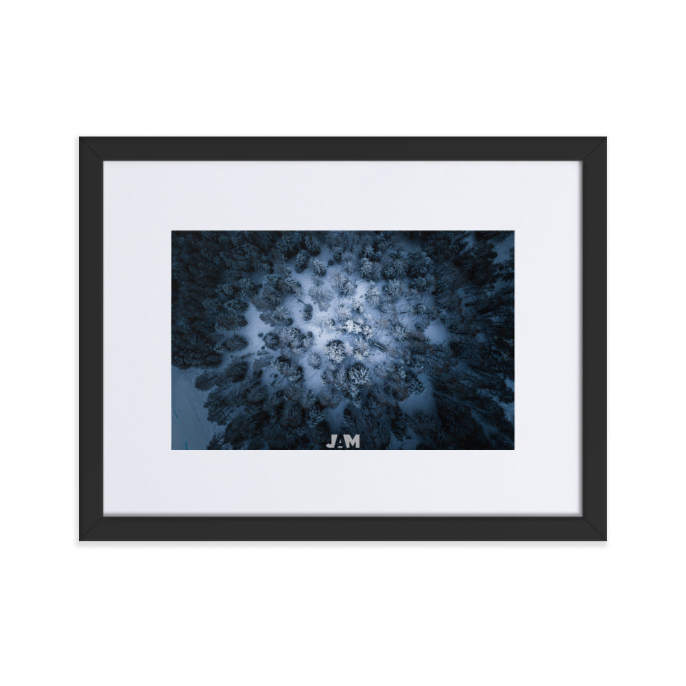 Poster 'Neige aérienne', une vue aérienne envoûtante d'une forêt dense sous un épais manteau de neige, photographiée par Julien Arnold, créant un paysage paisible et spectaculaire de l'hiver depuis le ciel.
