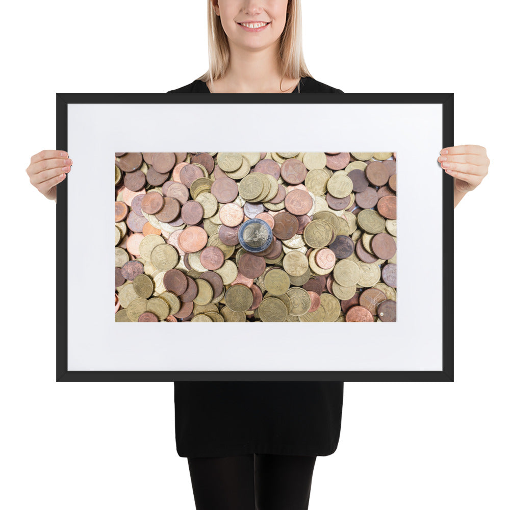 Poster encadré 'EUROS' montrant une pièce de 2 euros surplombant un tas de centimes, symbolisant la notion de richesse et de valeur.