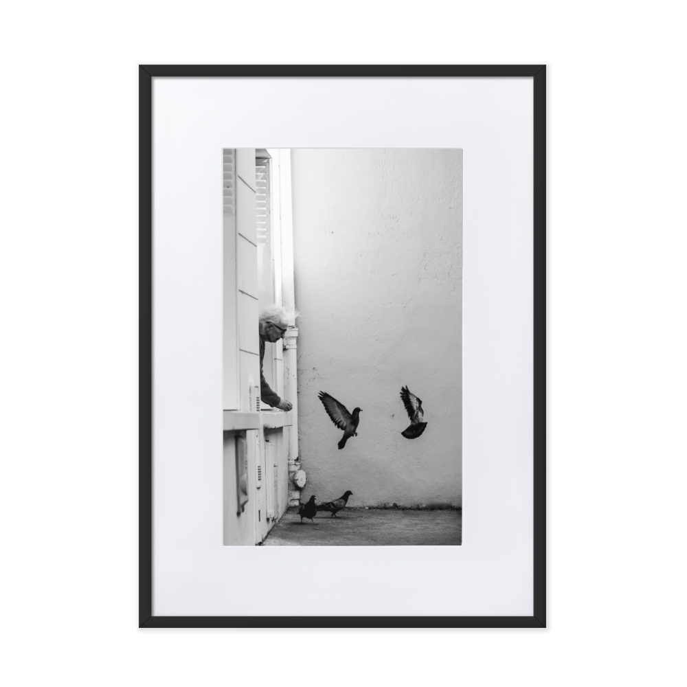 Poster noir et blanc d'une dame nourrissant les pigeons à Paris