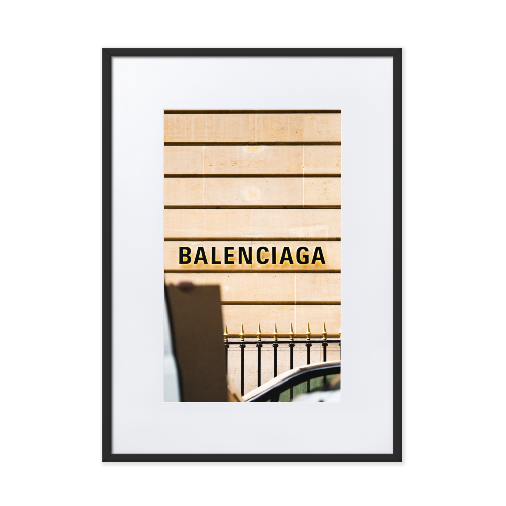 Poster de la photographie "Balenciaga", montrant l'enseigne d'une marque de luxe dans un contexte de rue.