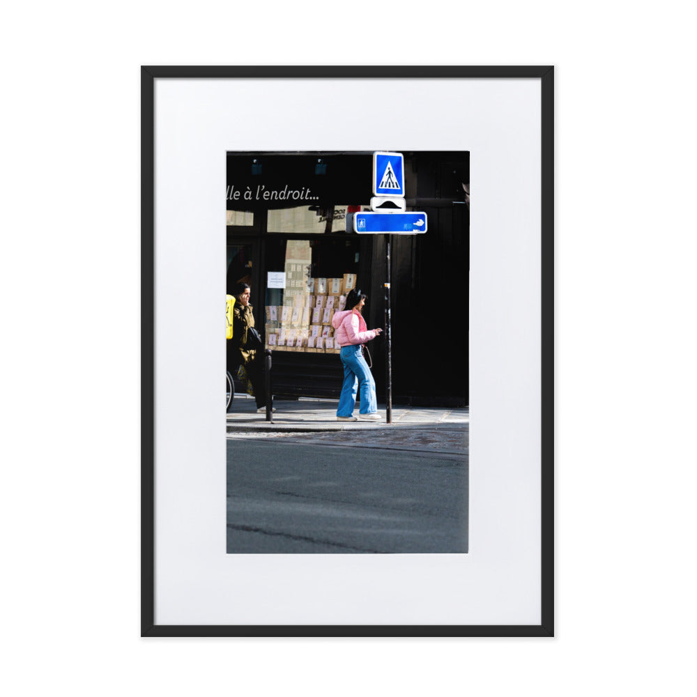 Poster de rue, mettant en valeur une jeune femme vêtue de rose passant sous la lumière du soleil.
