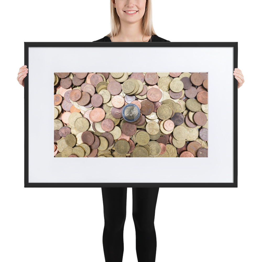 Poster encadré 'EUROS' montrant une pièce de 2 euros surplombant un tas de centimes, symbolisant la notion de richesse et de valeur.