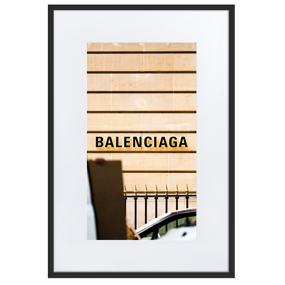 Poster de la photographie "Balenciaga", montrant l'enseigne d'une marque de luxe dans un contexte de rue.