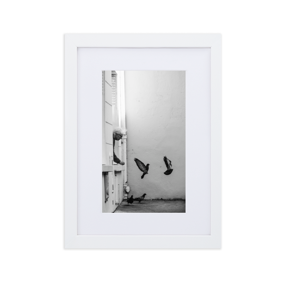 Poster noir et blanc d'une dame nourrissant les pigeons à Paris