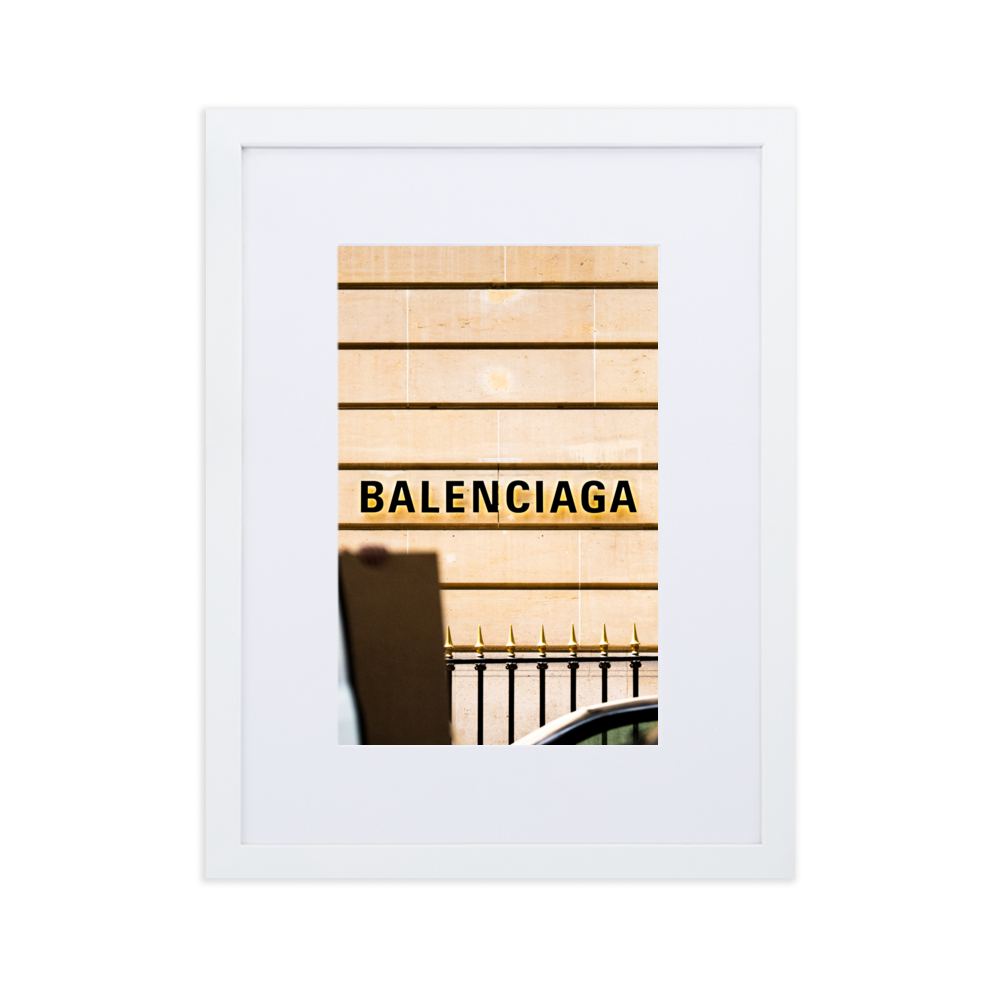 Poster de la photographie "Balenciaga", montrant l'enseigne d'une marque de luxe dans un contexte de rue.