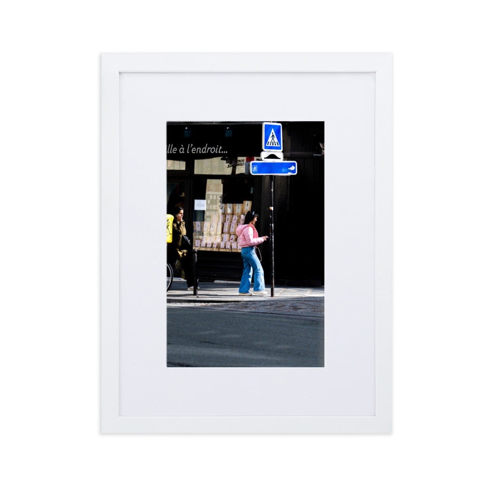Poster de rue, mettant en valeur une jeune femme vêtue de rose passant sous la lumière du soleil.