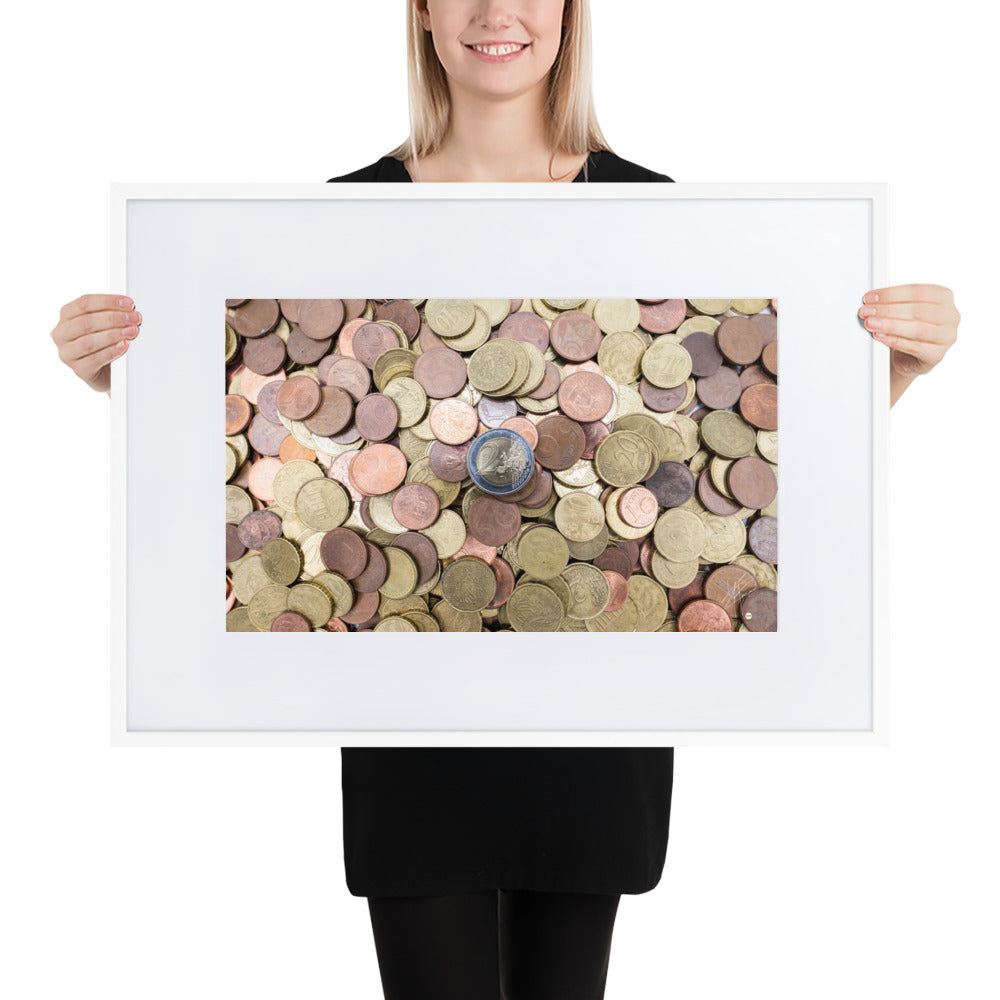Poster encadré 'EUROS' montrant une pièce de 2 euros surplombant un tas de centimes, symbolisant la notion de richesse et de valeur.