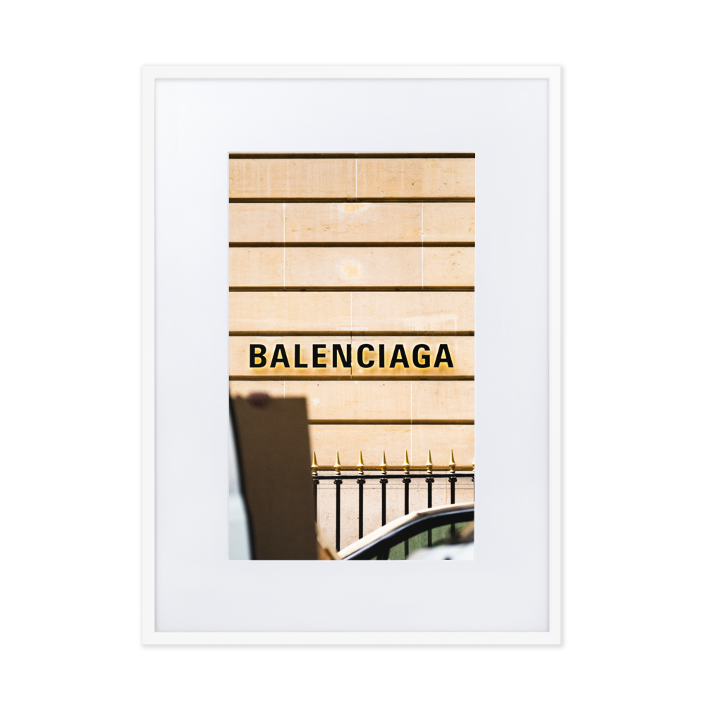 Poster de la photographie "Balenciaga", montrant l'enseigne d'une marque de luxe dans un contexte de rue.