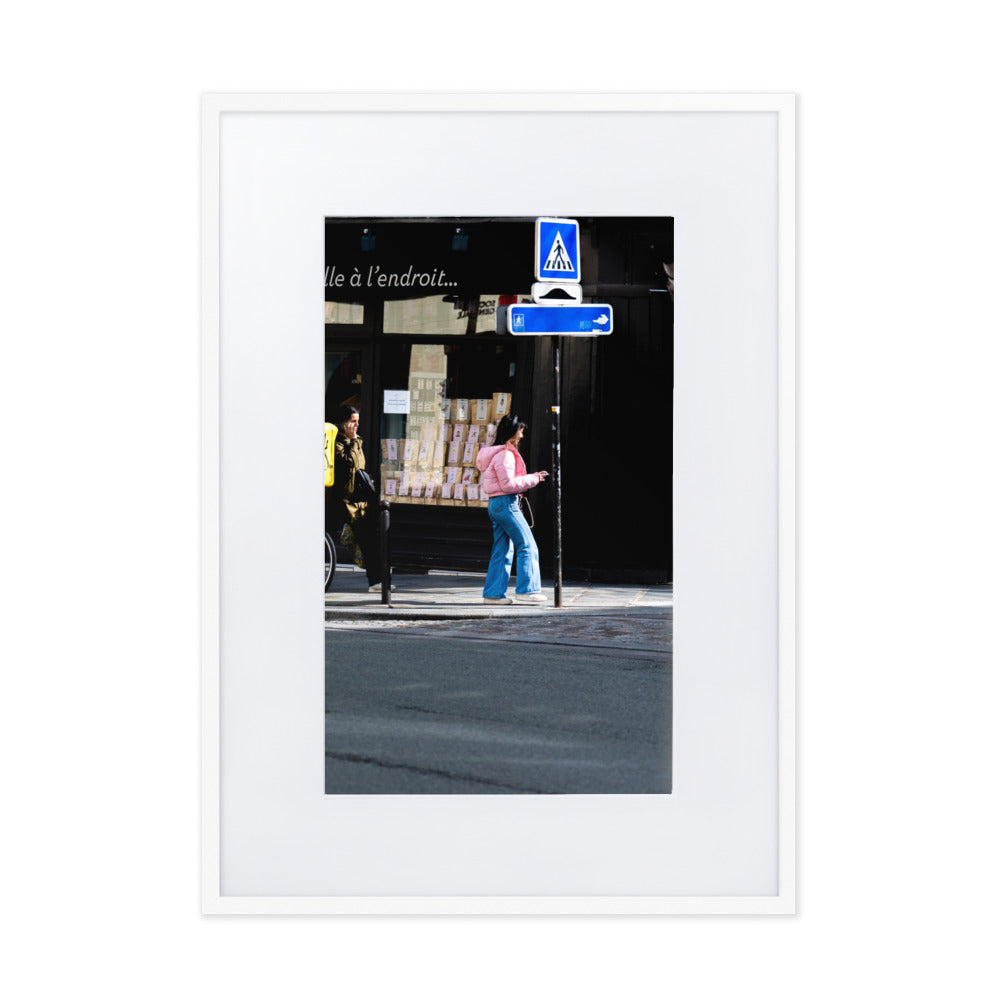 Poster de rue, mettant en valeur une jeune femme vêtue de rose passant sous la lumière du soleil.