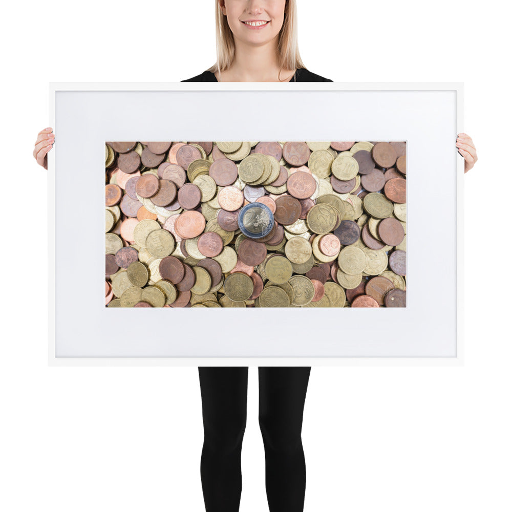 Poster encadré 'EUROS' montrant une pièce de 2 euros surplombant un tas de centimes, symbolisant la notion de richesse et de valeur.