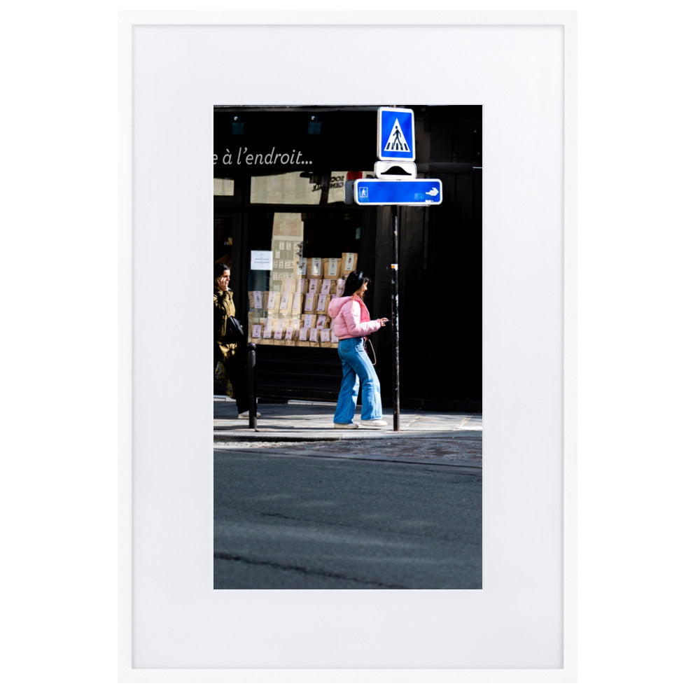 Poster de rue, mettant en valeur une jeune femme vêtue de rose passant sous la lumière du soleil.