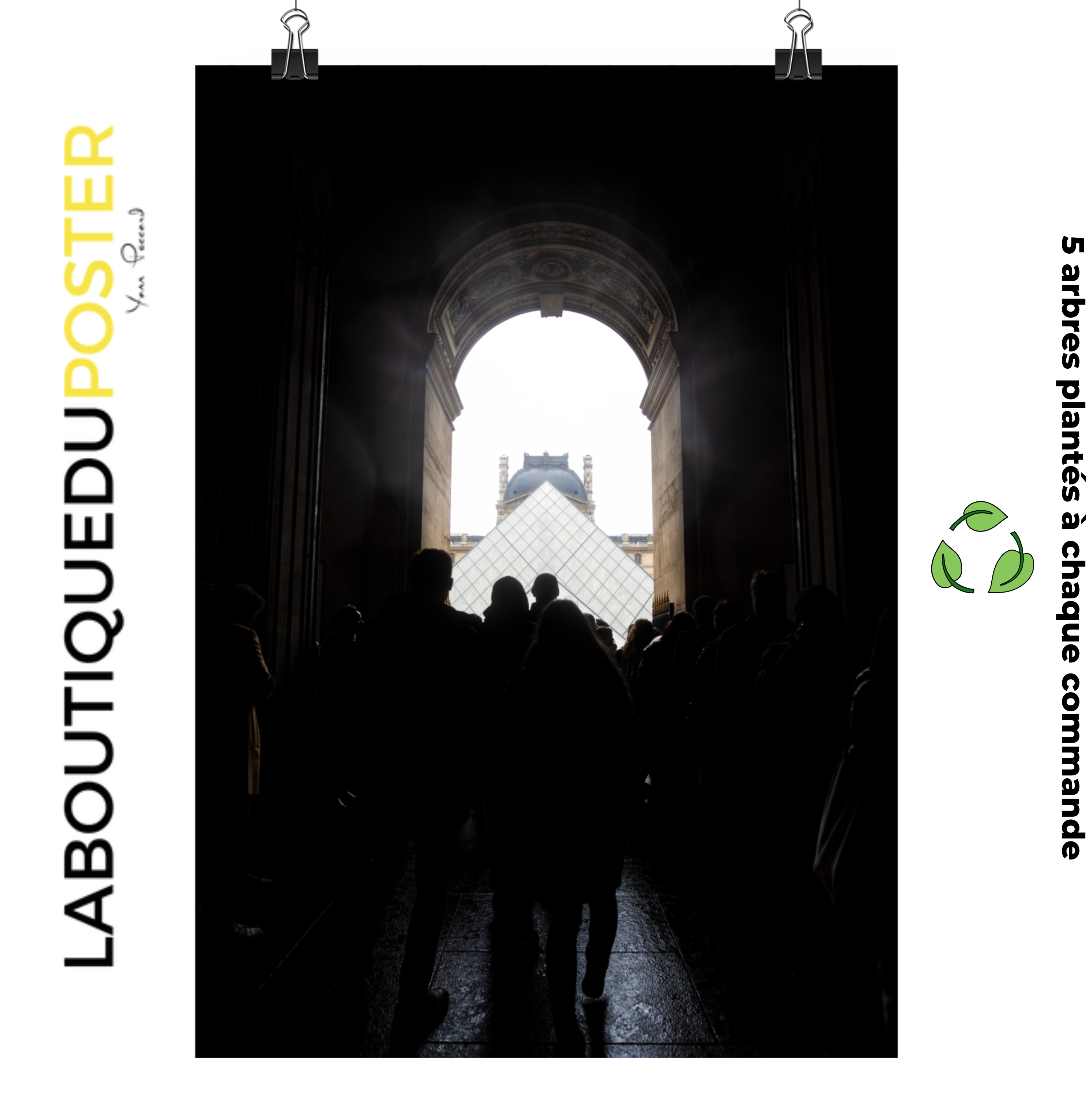 Poster mural - La Pyramide du Louvre – Photographie de Paris – Poster photo, poster XXL, Photo d’art, photographie murale et des posters muraux des photographies de rue unique au monde. La boutique de posters créée par un Photographe français.