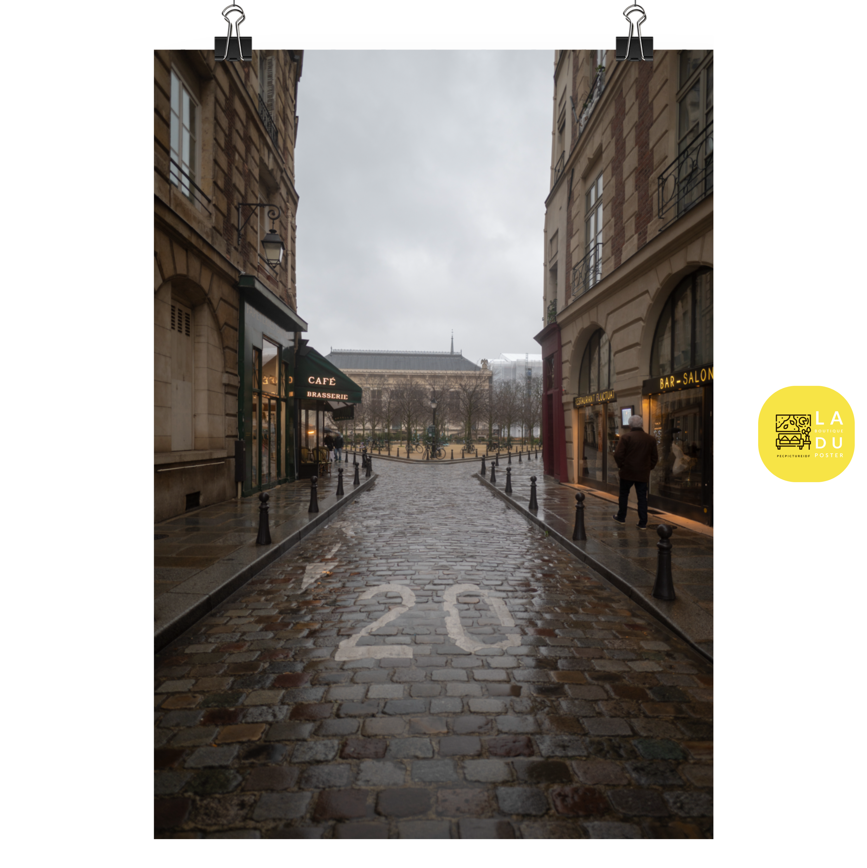 Poster mural - Place Dauphine – Photographie de rue à Paris – Poster photo, poster XXL, photographie murale et des posters muraux unique au monde. La boutique de posters créée par Yann Peccard un Photographe français.