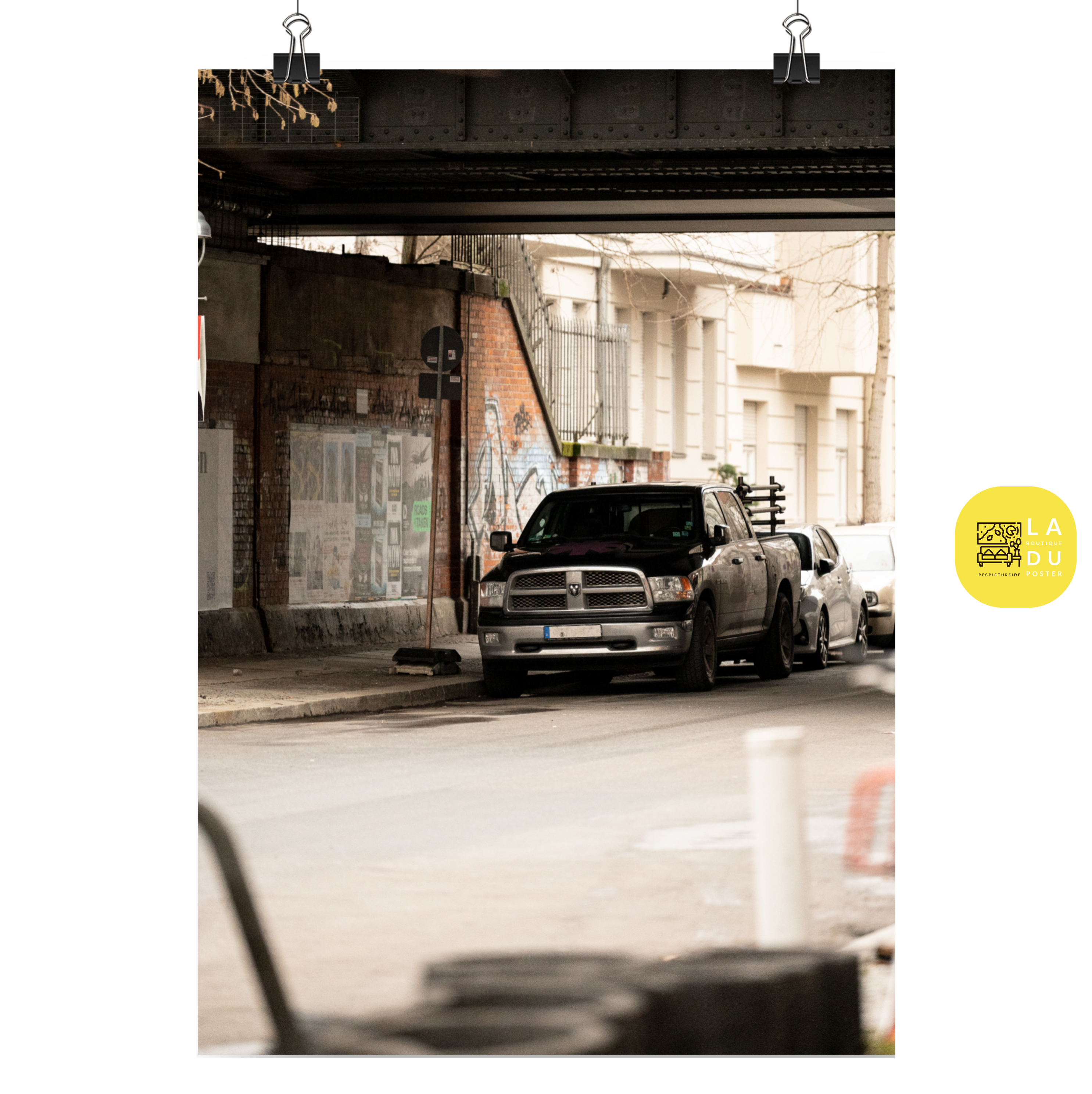 Poster mural - Dodge ram Berlin – Photographie de voiture – Poster photo, poster XXL, Photo d’art, photographie murale et des posters muraux des photographies de rue unique au monde. La boutique de posters créée par un Photographe français.
