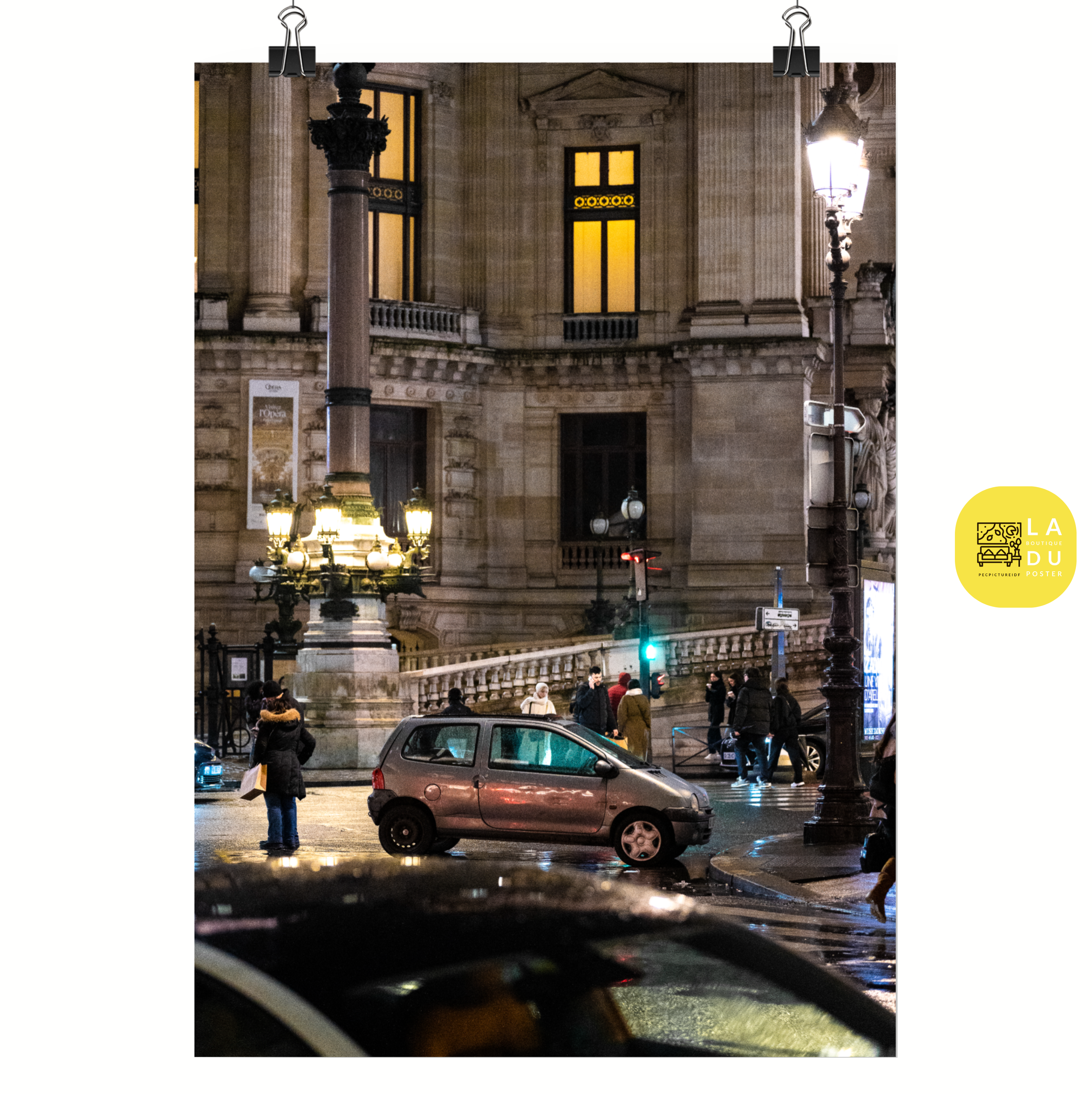 Poster mural - Twingo 1 Opéra – Photographie de voiture – Poster photo, poster XXL, photographie murale et des posters muraux unique au monde. La boutique de posters créée par Yann Peccard un Photographe français.