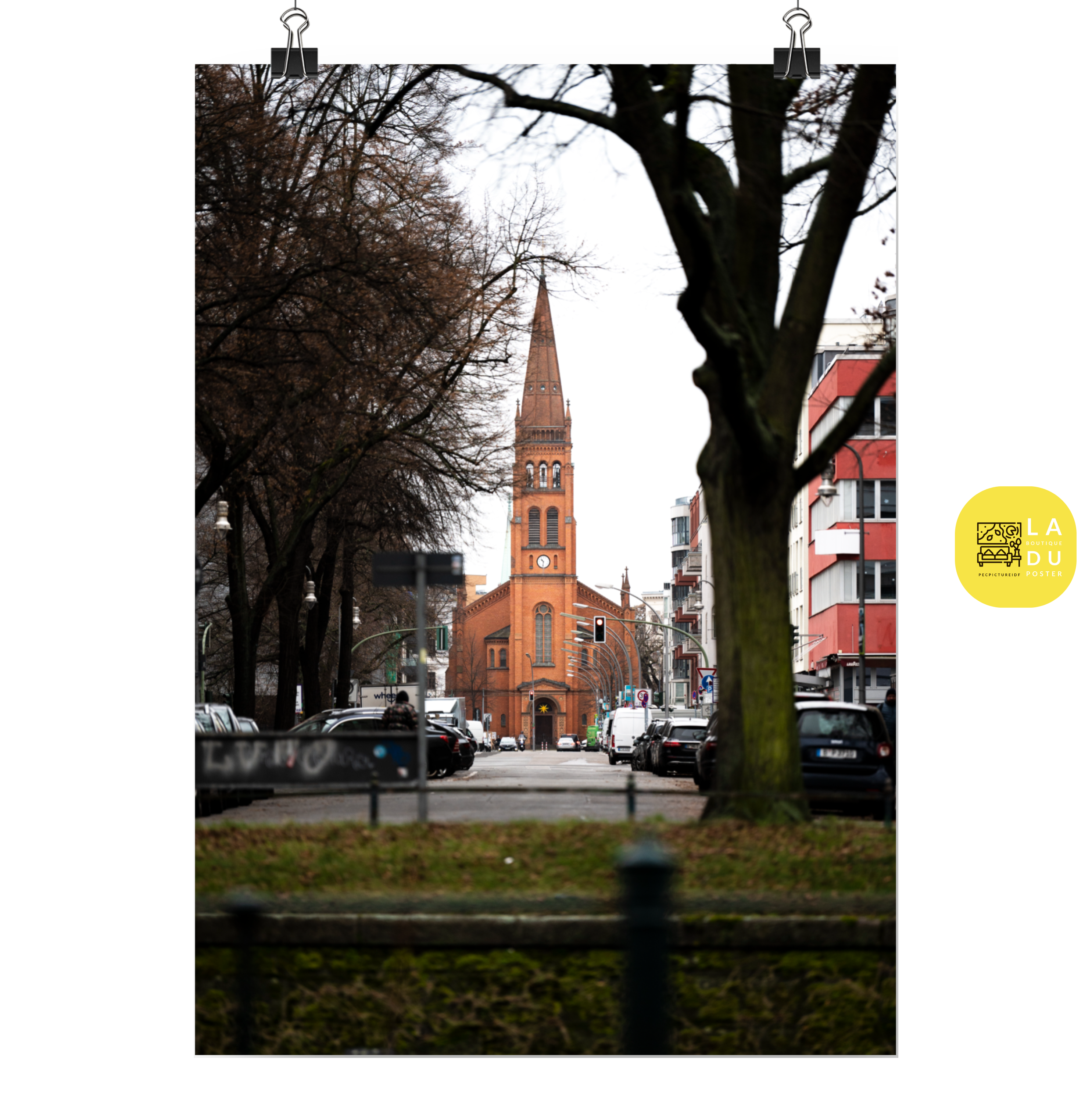Poster mural - Église des douze apôtres à Berlin – Photographie de rue – Poster photo, poster XXL, Photo d’art, photographie murale et des posters muraux des photographies de rue unique au monde. La boutique de posters créée par un Photographe français.