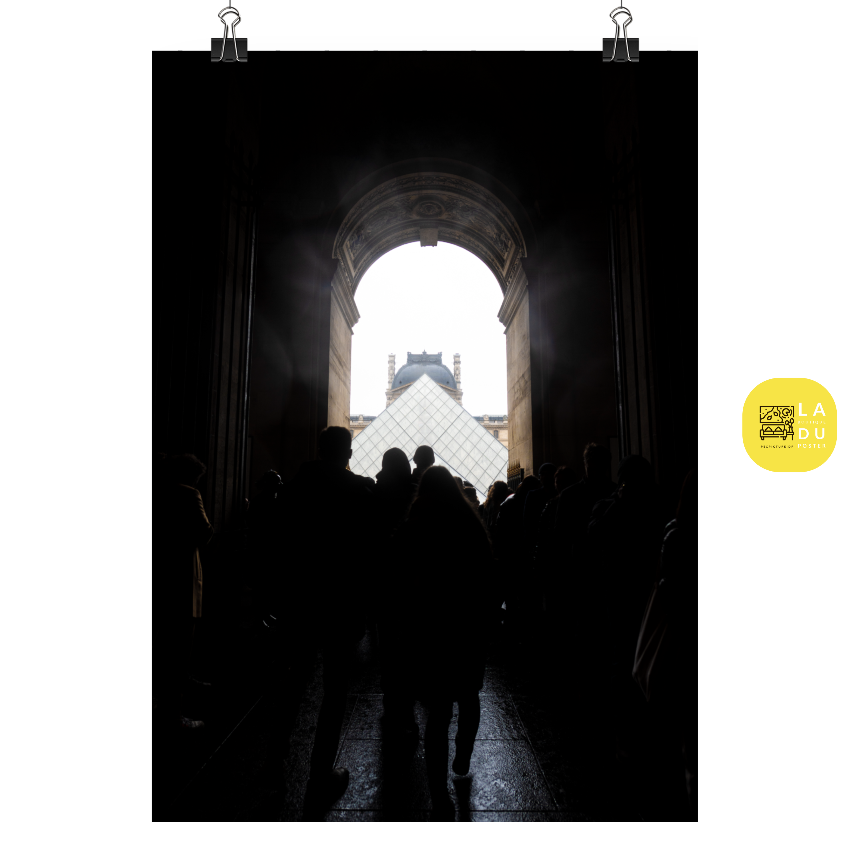 Poster mural - La Pyramide du Louvre – Photographie de Paris – Poster photo, poster XXL, Photo d’art, photographie murale et des posters muraux des photographies de rue unique au monde. La boutique de posters créée par un Photographe français.