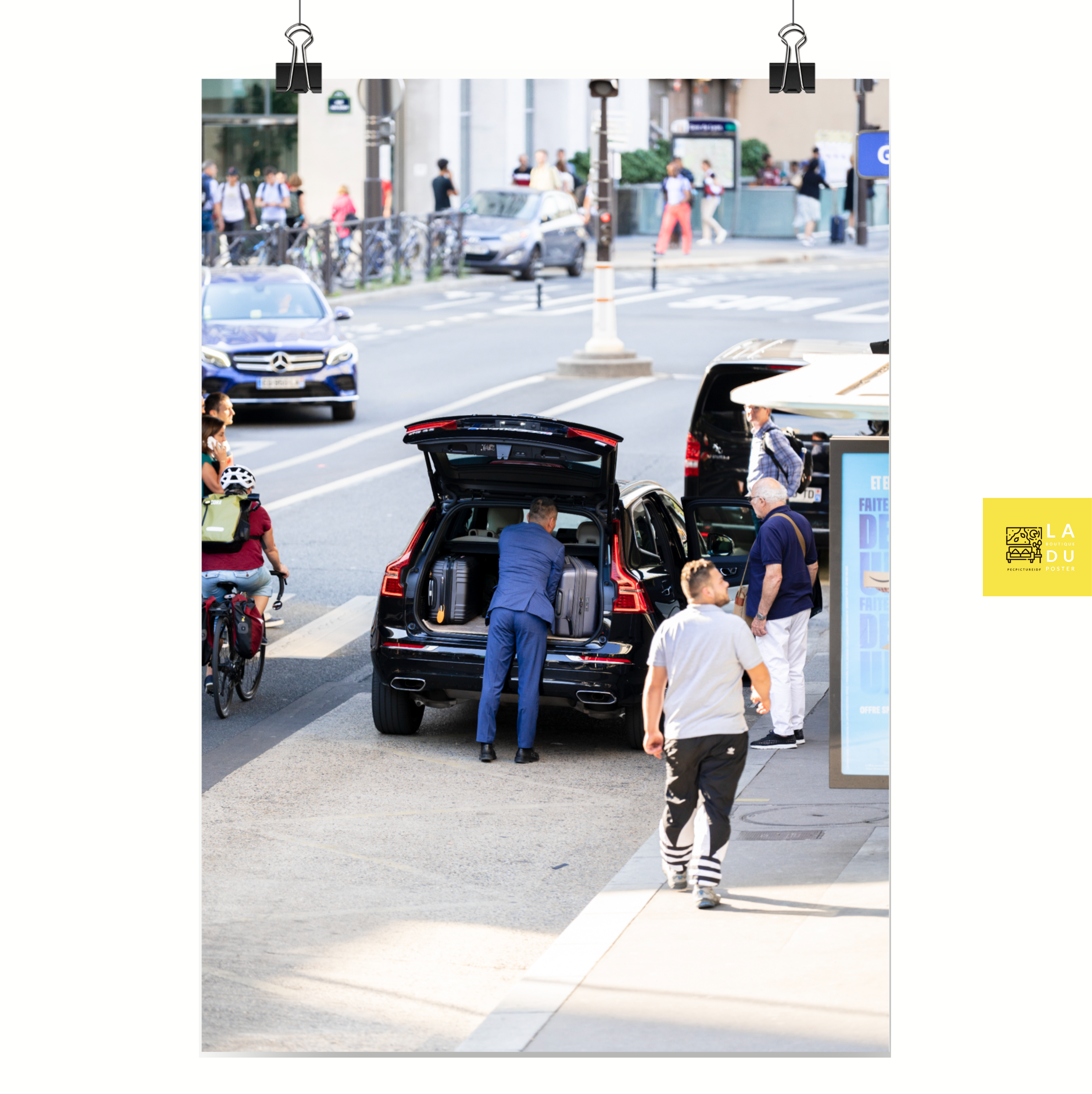 Poster mural - Volvo XC60 – Photographie de rue – Poster photographie, photographie murale et des posters muraux unique au monde. La boutique de posters créée par Yann Peccard un Photographe français.