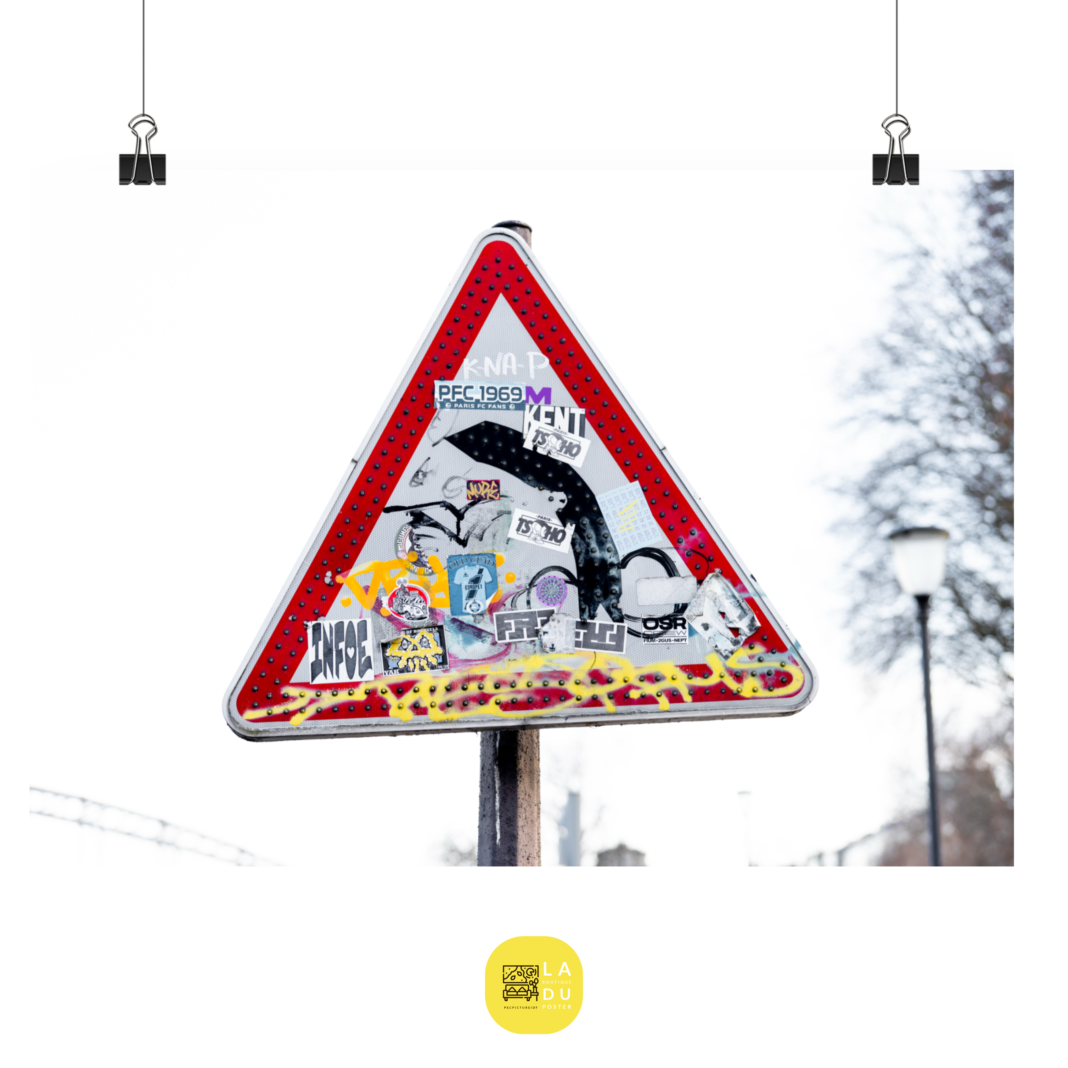 Poster mural - Signalisation N03 – Photographie de nuit – Poster photo, poster XXL, photographie murale et des posters muraux unique au monde. La boutique de posters créée par Yann Peccard un Photographe français.