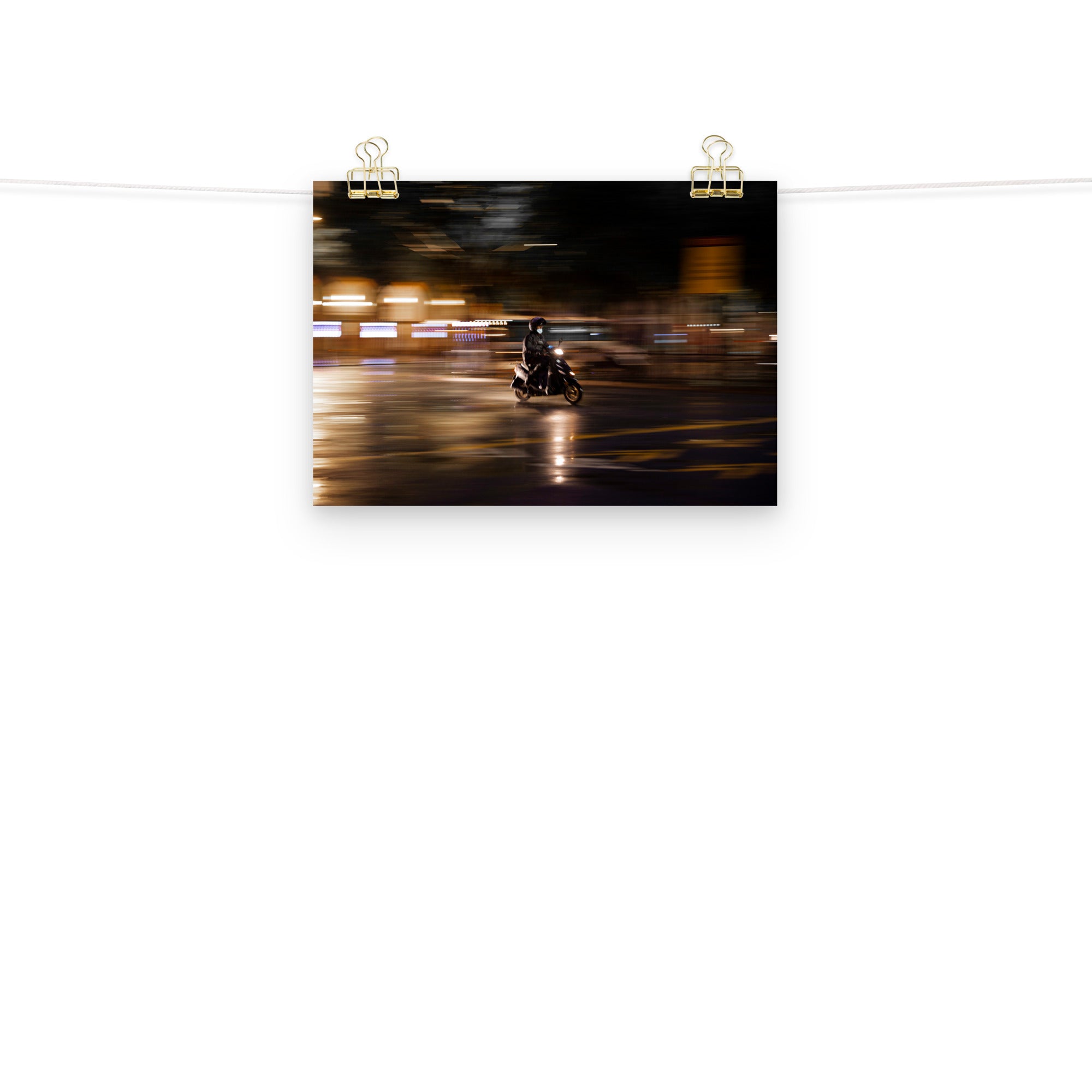 Mouvement dans la ville de nuit - Poster - La boutique du poster Français