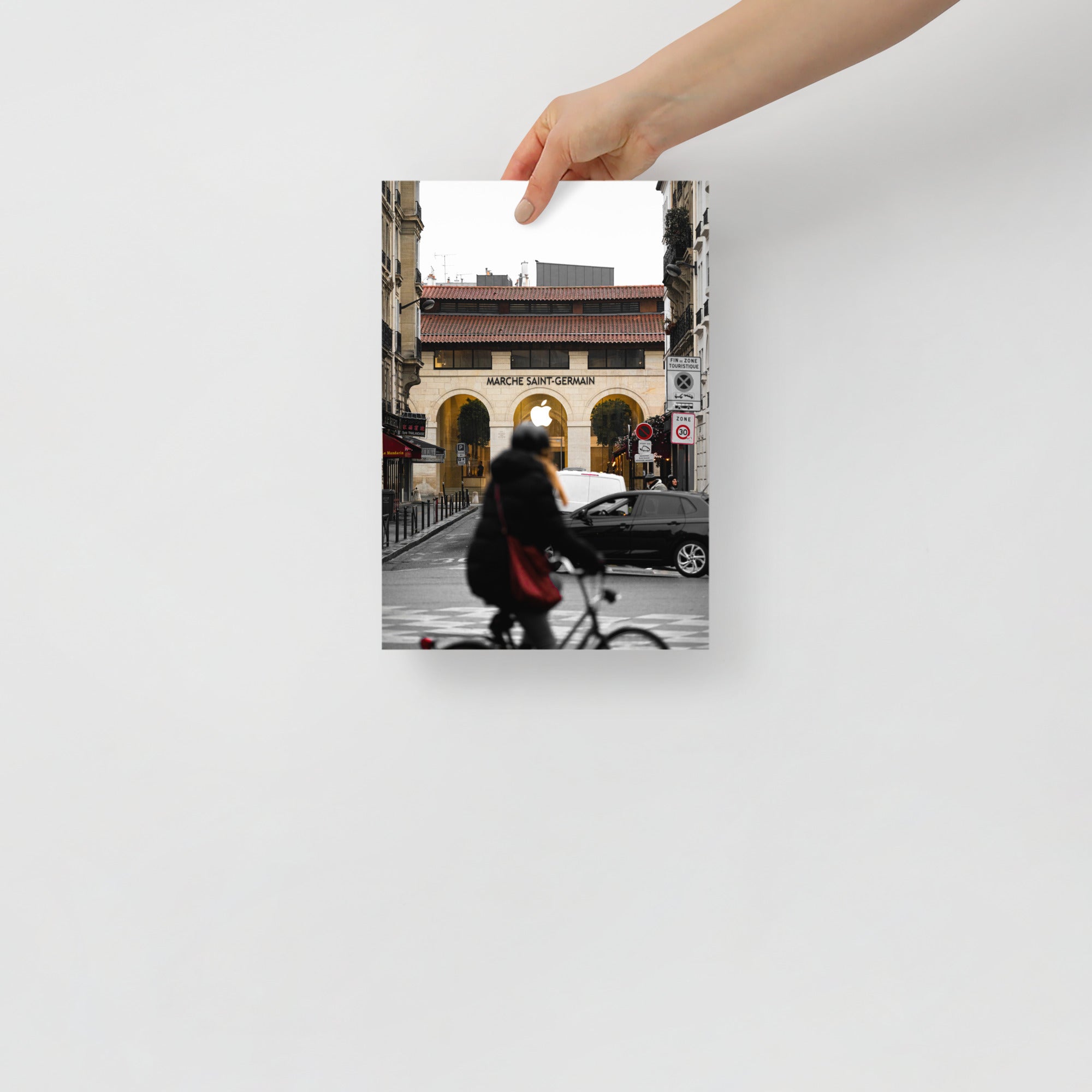Poster - Apple marché Saint-Germain - 70x100 cm, 21x30 cm, 50x70 cm, poster xxl, photographie d’art, photo d’artiste, photographie murale, affiches et posters muraux unique au monde, décoration murale. La boutique du poster – Photographe française