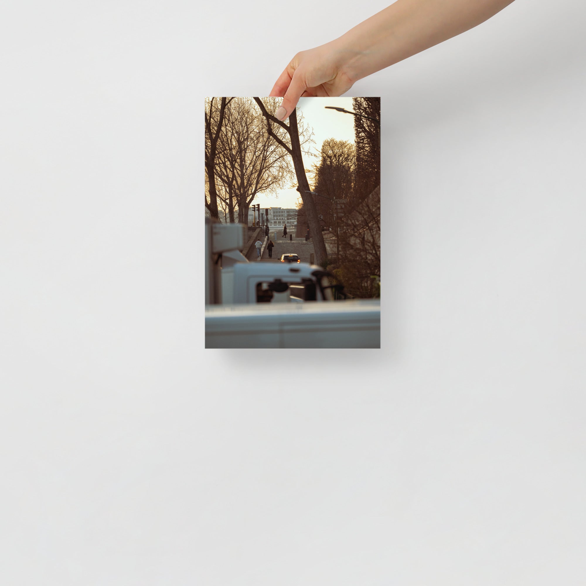 Poster mural - Visée – Photographie de rue à Paris au coucher du soleil – Poster photographie, photographie murale et des posters muraux unique au monde. La boutique de posters créée par Yann Peccard un Photographe français.