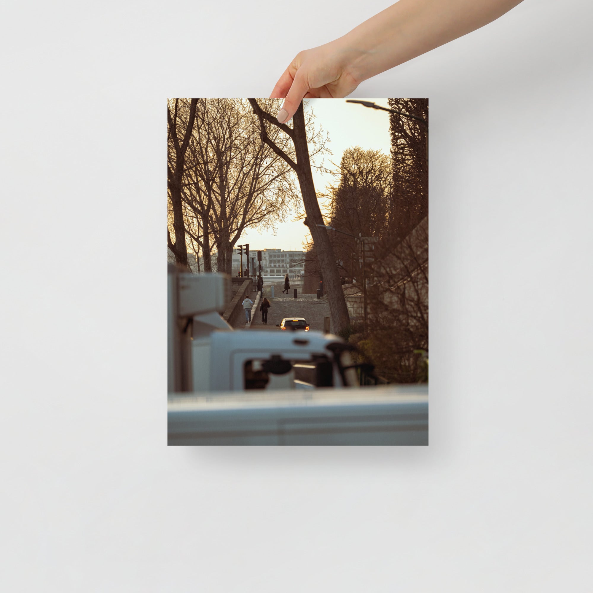 Poster mural - Visée – Photographie de rue à Paris au coucher du soleil – Poster photographie, photographie murale et des posters muraux unique au monde. La boutique de posters créée par Yann Peccard un Photographe français.