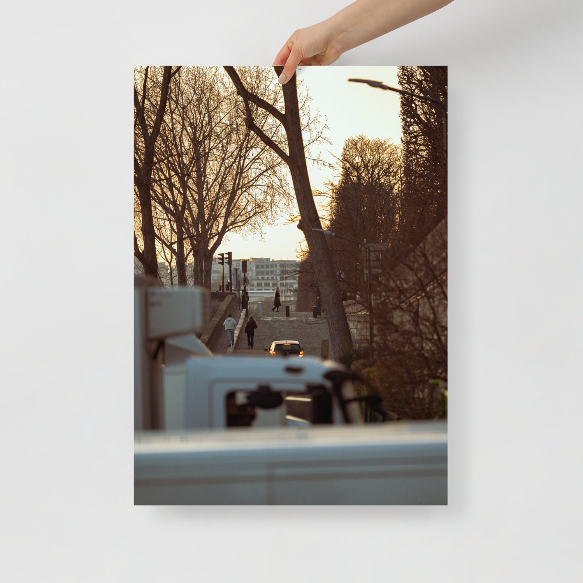 Poster mural - Visée – Photographie de rue à Paris au coucher du soleil – Poster photographie, photographie murale et des posters muraux unique au monde. La boutique de posters créée par Yann Peccard un Photographe français.