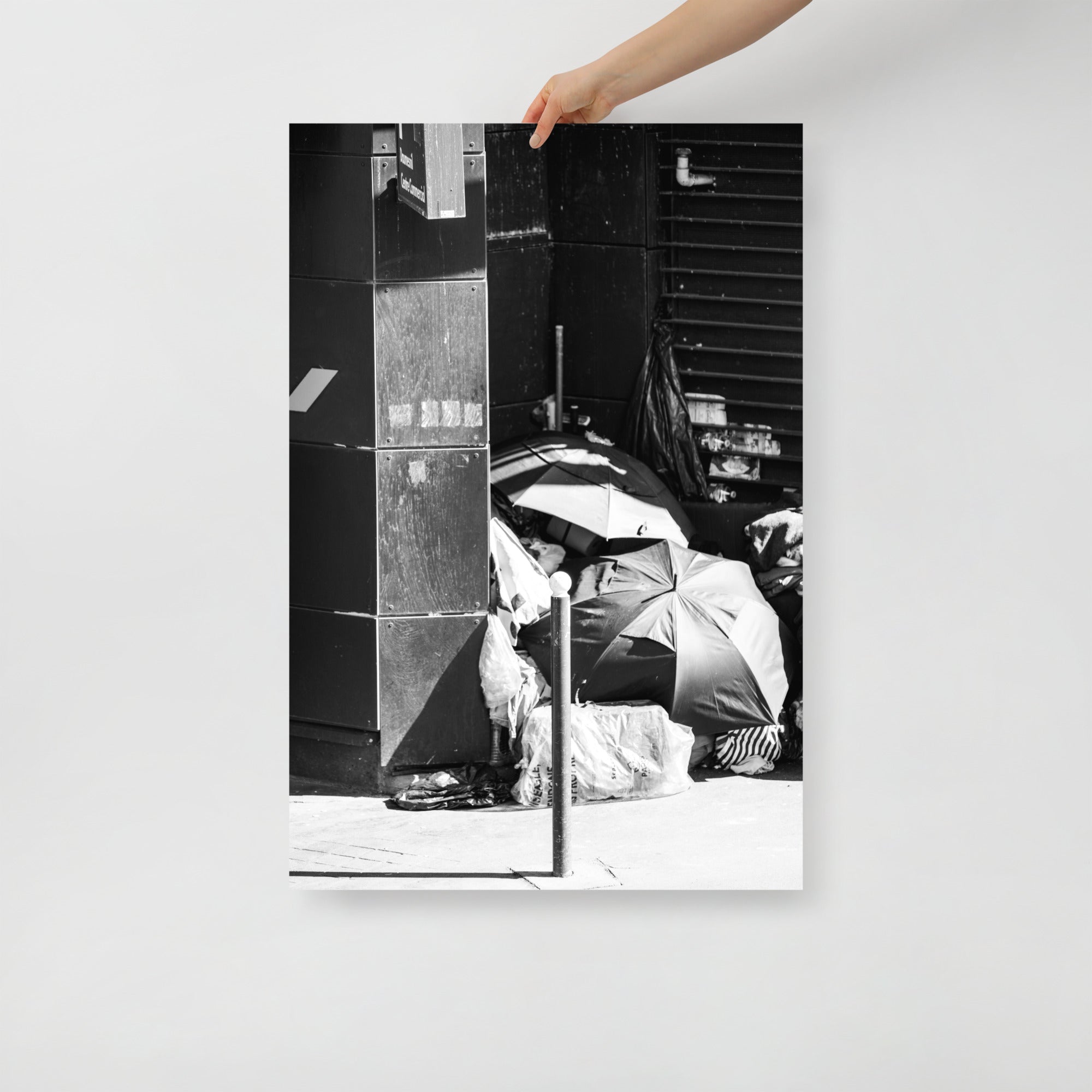 Poster mural - Un abri de fortune – Photographie de rue – Poster photo, poster XXL, photographie murale et des posters muraux unique au monde. La boutique de posters créée par Yann Peccard un Photographe français.
