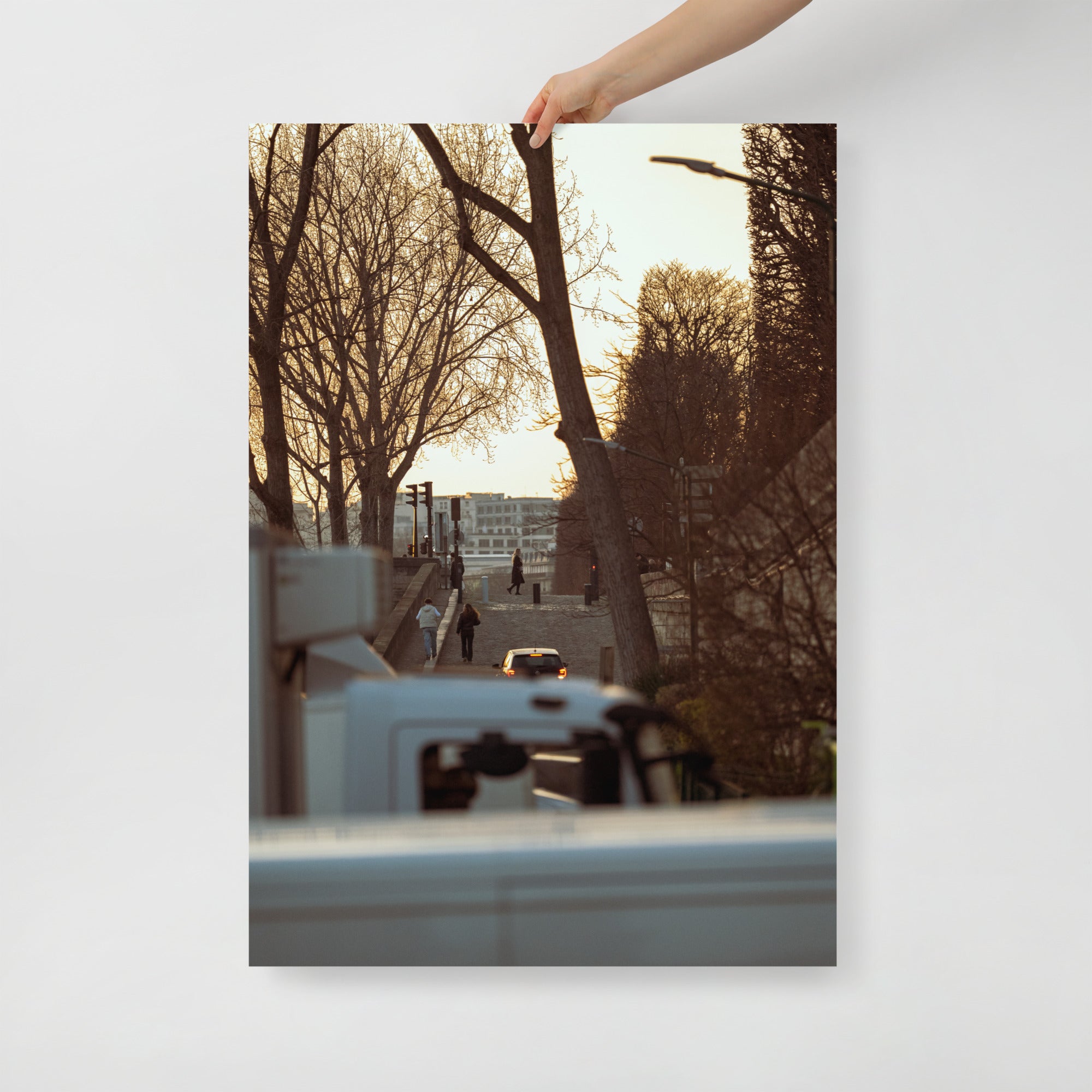 Poster mural - Visée – Photographie de rue à Paris au coucher du soleil – Poster photographie, photographie murale et des posters muraux unique au monde. La boutique de posters créée par Yann Peccard un Photographe français.