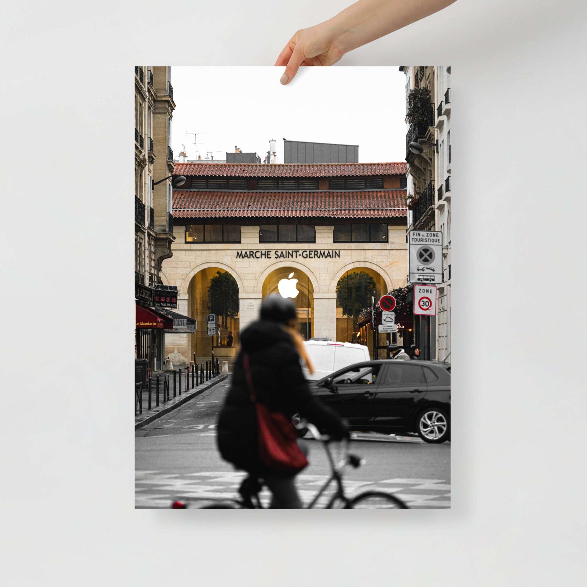 Poster - Apple marché Saint-Germain - 70x100 cm, 21x30 cm, 50x70 cm, poster xxl, photographie d’art, photo d’artiste, photographie murale, affiches et posters muraux unique au monde, décoration murale. La boutique du poster – Photographe française