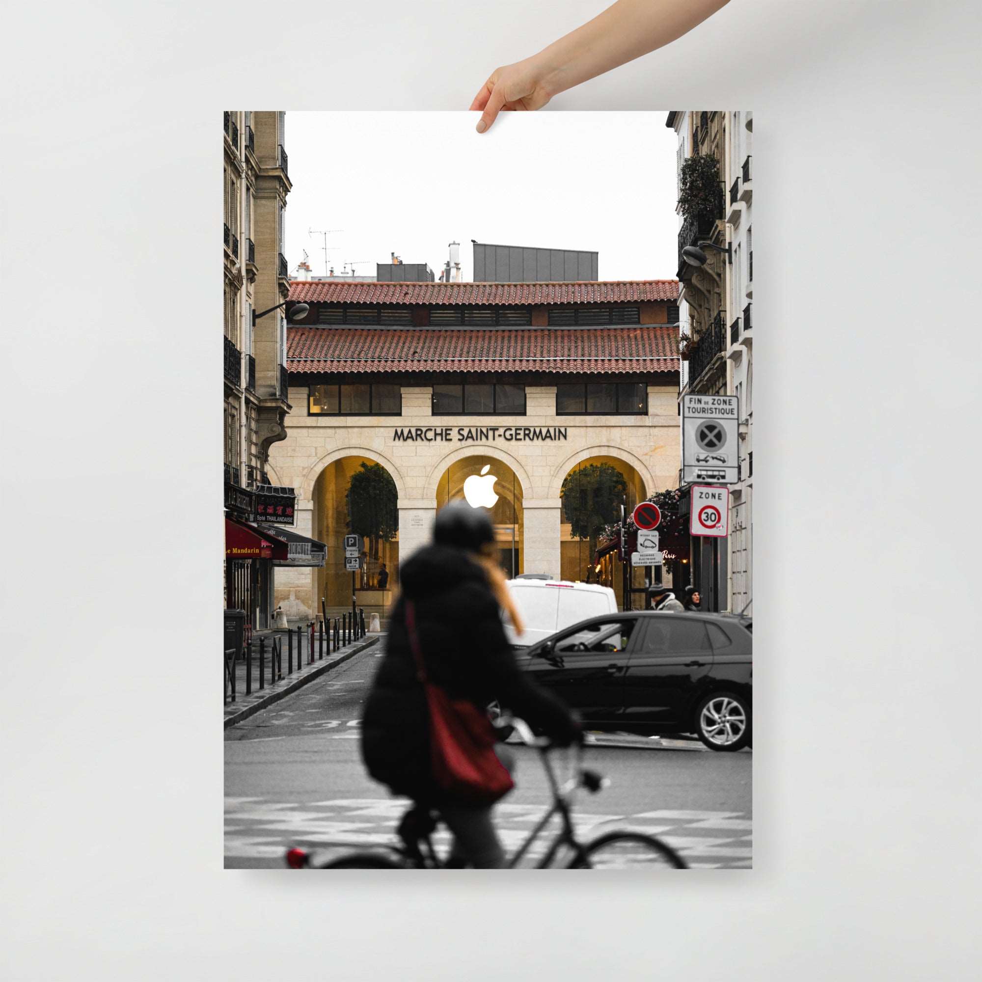 Poster - Apple marché Saint-Germain - 70x100 cm, 21x30 cm, 50x70 cm, poster xxl, photographie d’art, photo d’artiste, photographie murale, affiches et posters muraux unique au monde, décoration murale. La boutique du poster – Photographe française