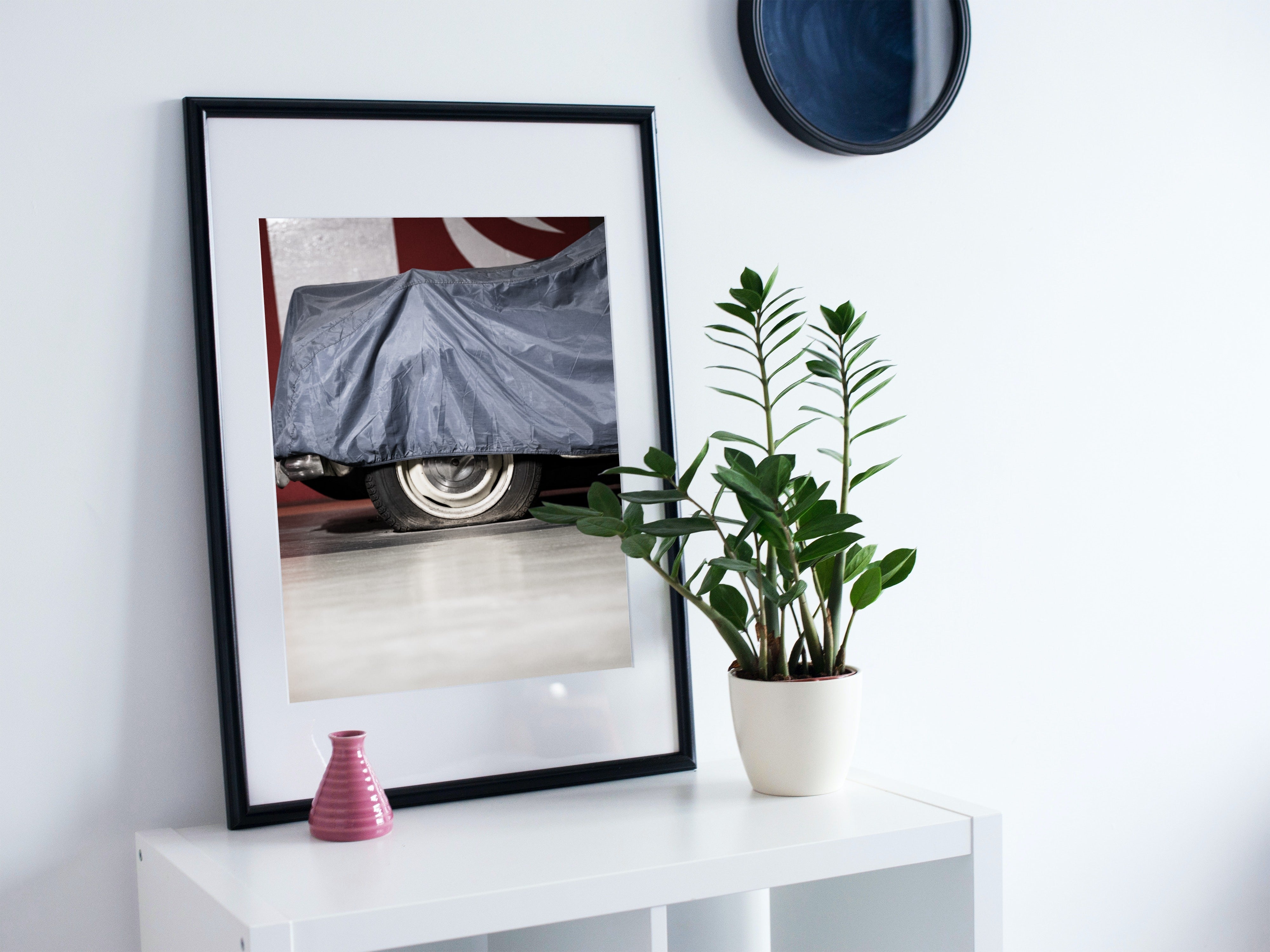 Poster mural - Une voiture abandonnée – Photographie de vielle voiture – Poster photo, poster XXL, photographie murale et des posters muraux unique au monde. La boutique de posters créée par Yann Peccard un Photographe français.